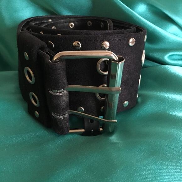 m/L Black suede belt new in package , multi double holes design - Picture 2 of 2